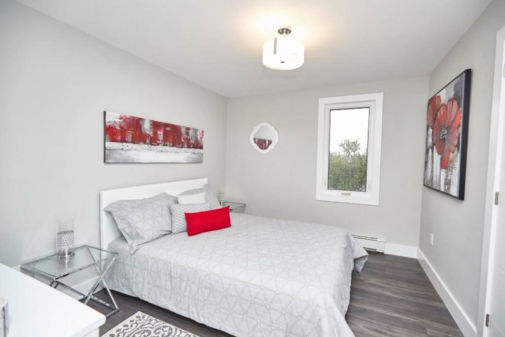 Clifton Hill Hideaway 4b - Two Bedroom * Niagara Falls