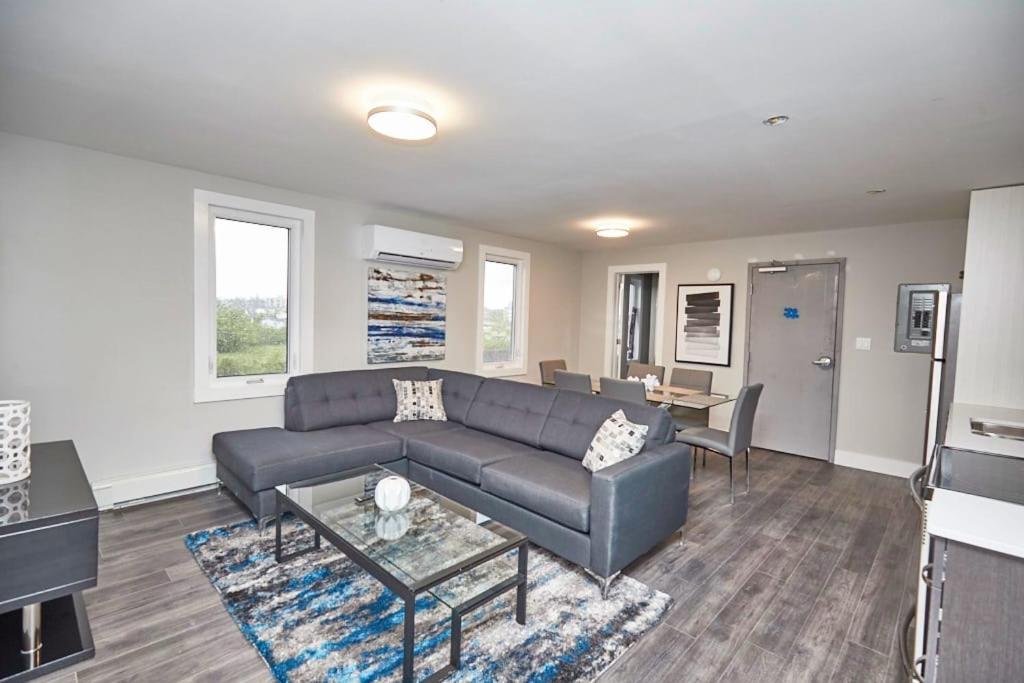 Clifton Hill Hideaway 4b - Two Bedroom * Niagara Falls