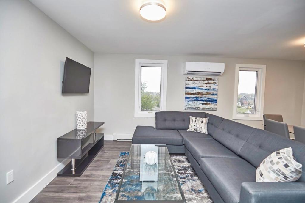 Clifton Hill Hideaway 4b - Two Bedroom * Niagara Falls