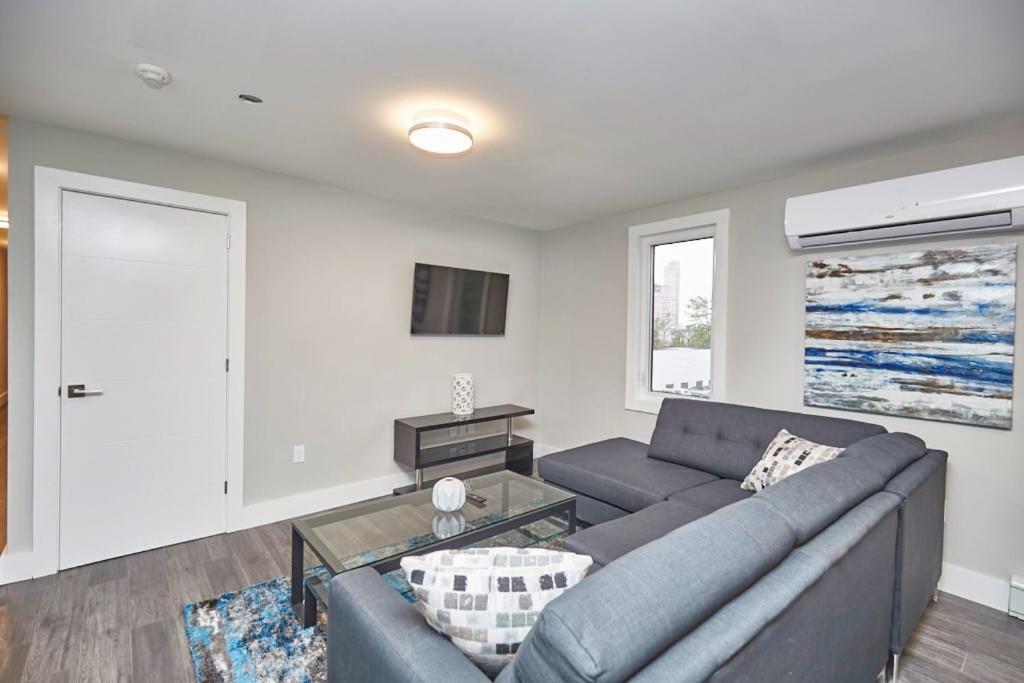 Clifton Hill Hideaway 4b - Two Bedroom * Niagara Falls